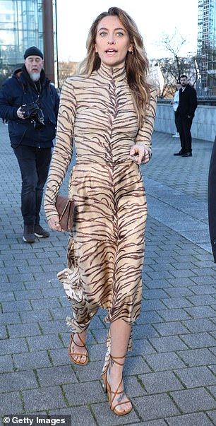 She paired the dress with brown strappy heels and a chic clutch