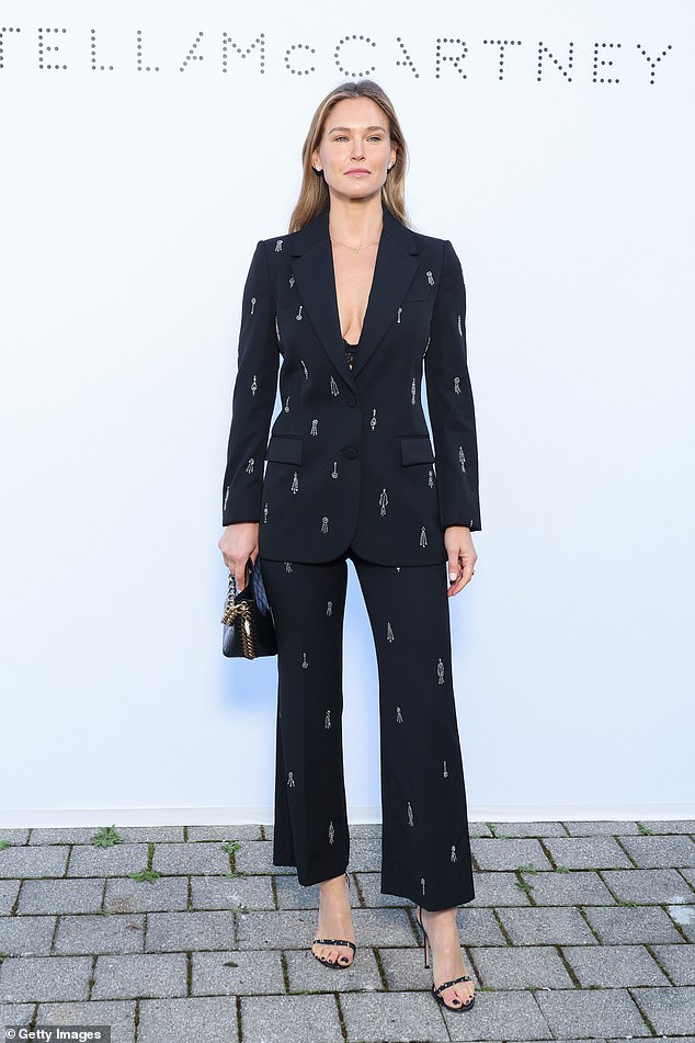 Elsewhere, Bar Refaeli looked amazing as she wore a plunging black blazer and wide-leg trousers