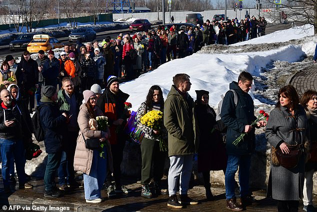 Thousands of Russian mourners continue to line the streets to